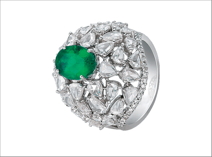 Anello con diamanti taglio fancy e smeraldo