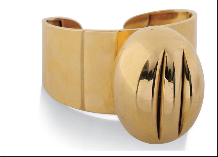 Concetto spaziale con taglio, bracciale di Lucio Fontana in asta il 3 novembre da Christie's. Stima: 56 mila – 83 mila euro