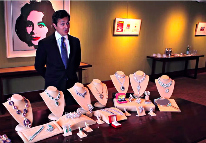 Rahul Kadakia con una selezione di gioielli appartenuti a Elizabeth Taylor venduti in una speciale asta organizzata da Christie’s nel 2011, che ha messo a segno un record di 116 milioni di dollari