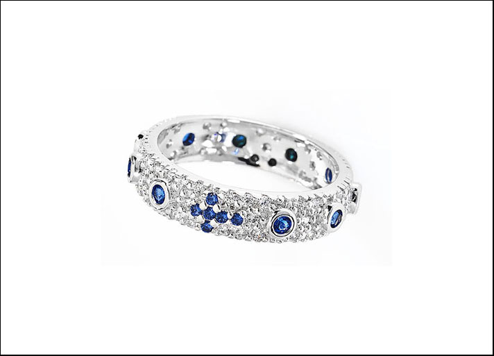 Rosari, anello in argento 925 con zirconi blu. Prezzo: 89 euro