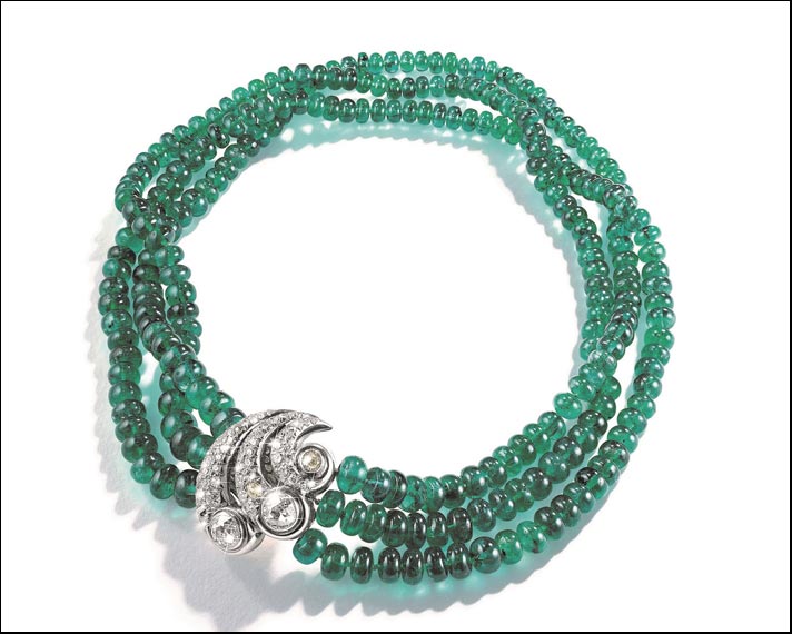Collana con perle di smeraldi e chiusura composta da due spille d'epoca con diamanti staccabili. Prezzo: 196.500 dollari 