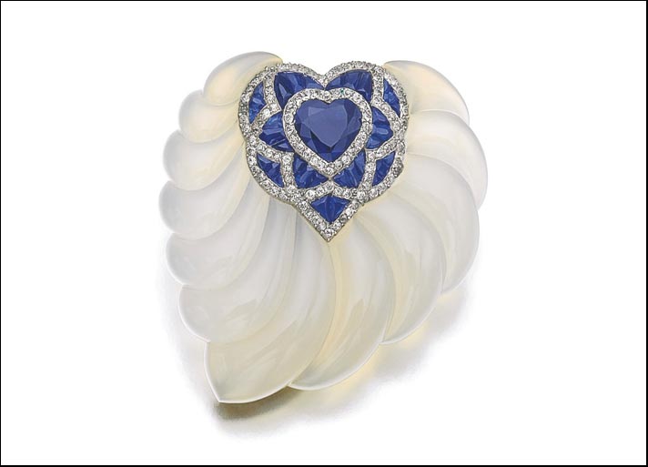 Godrons, spilla d'epoca a forma di cuore in calcedonio con zaffiri e diamanti, 1942. Prezzo su richiesta