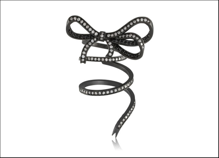 Two piece bow, anello in oro nero 18 carati e diamanti neri a forma di fiocco in due pezzi da indossare soggoli o insieme