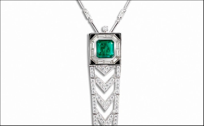 Particolare del pendente con smeraldo, diamanti e onice di Mellerio dits Meller