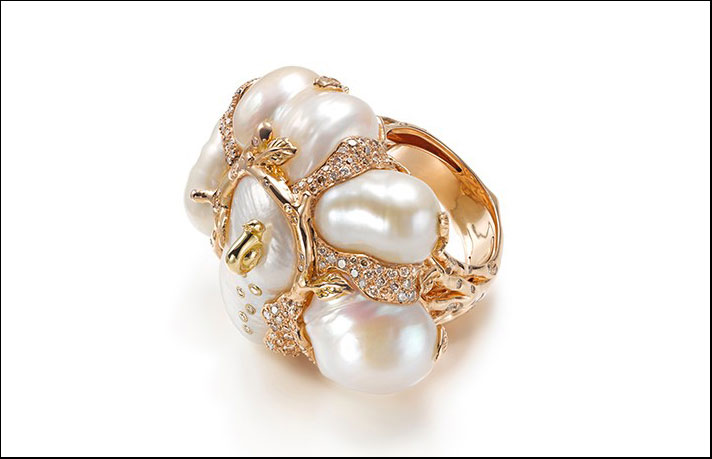 Anello in oro con perle barocche