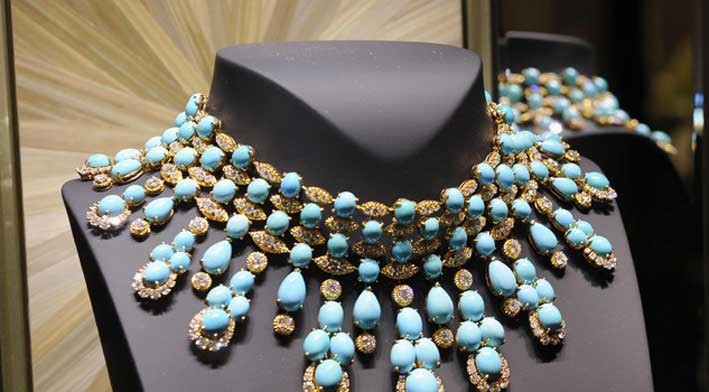 La collana appartenuta alla principessa Soraja dell'Iran: un laccio in oro giallo e diamanti realizzato da Van Cleef & Arpels nel 1950