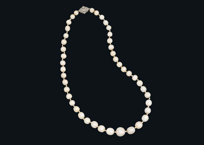 Collana composta da 44 perle naturali. Stima: 122-183ila dollari