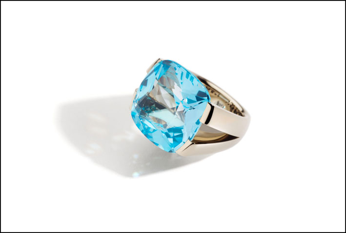 Vhernier, anello con topazio azzurro