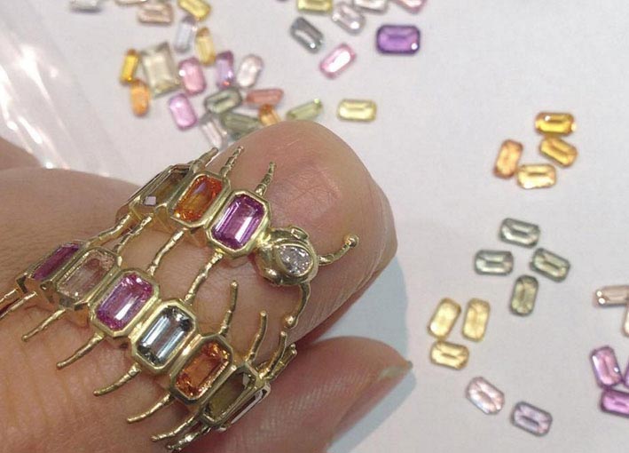 Anello Technicolor Centipede (millepiedi), oro giallo 18 carati, diamanti, rubini e zaffiri, da account Instagram di Daniela Villegas