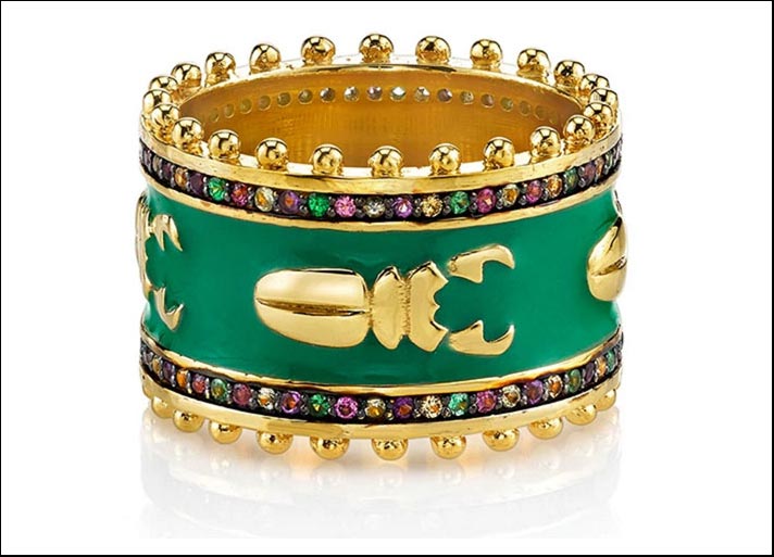 Anello Ceremony, oro giallo 18 carati, peridoto, zaffiri, tsavorite, smalto verde e il disegno dello scarabeo