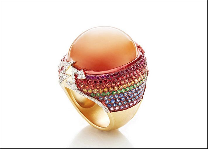 Anello Moonstone Rainbow, in oro 18 carati con pietra di luna circondata da file di zaffiri multicolore, tsavoriti, diamanti bianchi e ametiste