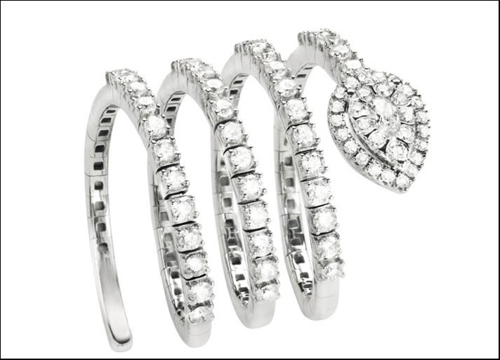 Precious Loop, anello in oro bianco e diamanti a quattro spire. Prezzo: 4.795 euro