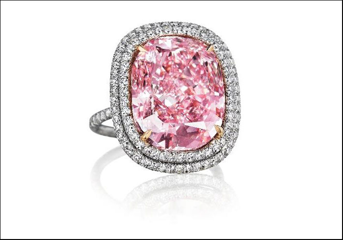 Diamante Fancy Pink da 16 carati con taglio a cuscino, montato su anello, nome in codice Sweet Josephine, ha fatto segnare il nuovo record per una vendita all’asta: 28,5 milioni di dollari, cioè 36,4 milioni di euro