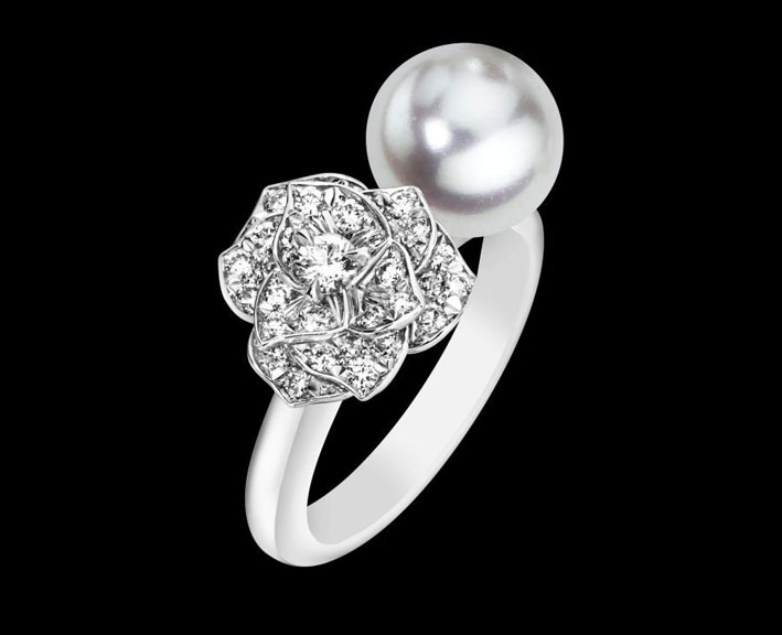 Anello con diamanti e perla. Prezzo: 6.950 euro