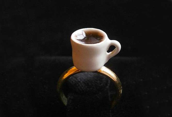 Anello tazzina di caffè, con oro e ceramica