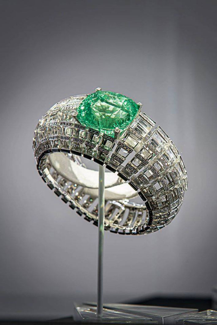 Cartier, bracciale con cristallo di rocca e diamanti, che evoca quello indossato da Gloria Swanson. Lo smeraldo ha un taglio cuscino 