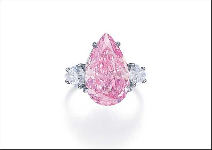 Anello con un superbo Fancy Vivid Purple-Pink Diamond, venduto per 13,9 milioni di dollari