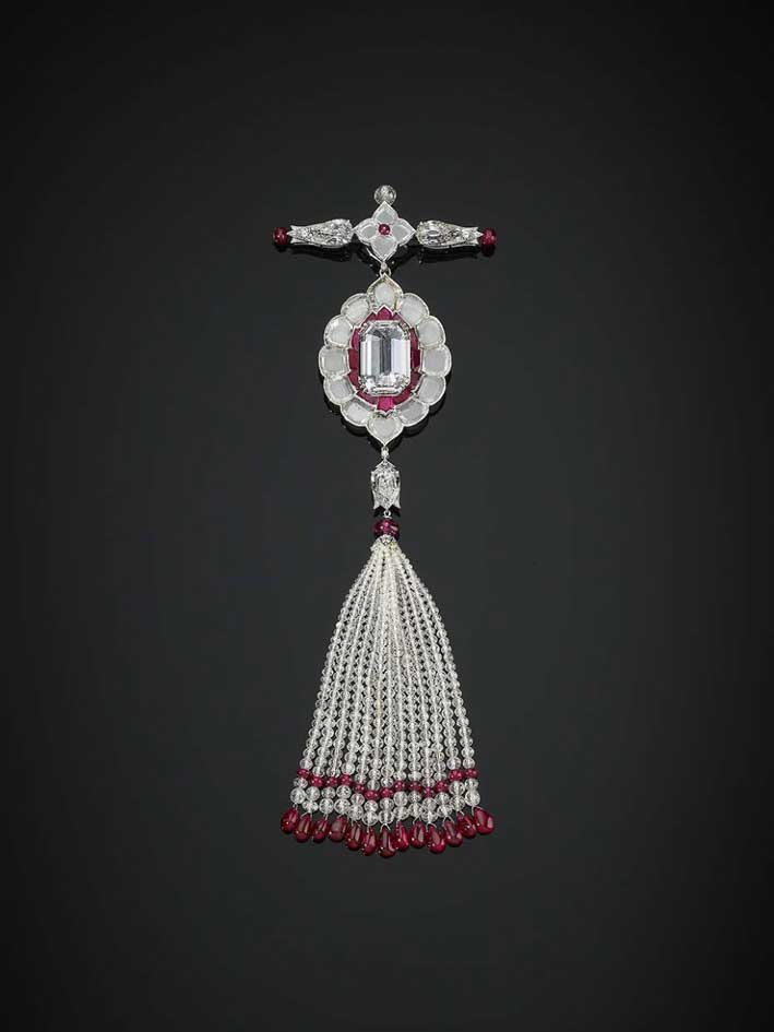 Spilla da Bhagat, 2011. Platino, con diamanti, rubini, perle
