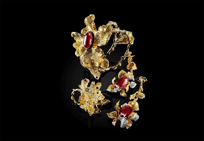 Bracciale floreale di rubini, diamanti e nice, orecchini girasole con diamanti bianchi e gialli, rubino ovale e anello con diamanti