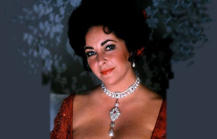 Elizabeth Taylor con collana e pendente di rubini e diamanti firmata Van Cleef & Arpels