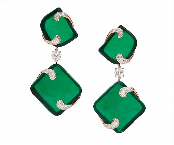 Orecchini dalla forma geometrica, con smeraldi dello Zambia, oro e diamanti