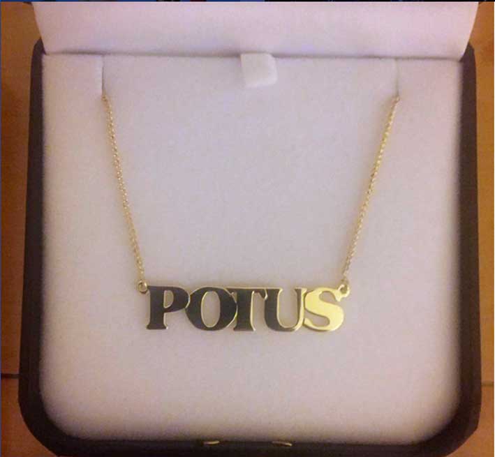 La collana regalata da Kate Perry a Hillary Clinton