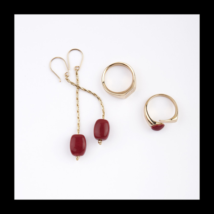 Helena Rohner, orecchini e anelli in argento placcato oro, ceramica, pietre naturali