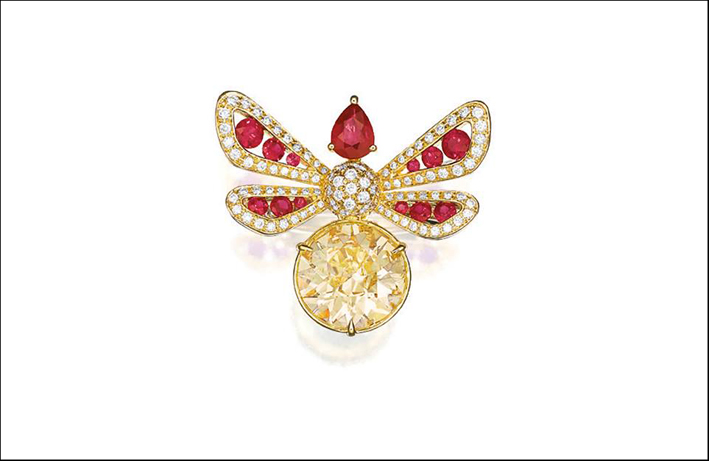 Anello con diamanti e rubini a forma di libellula