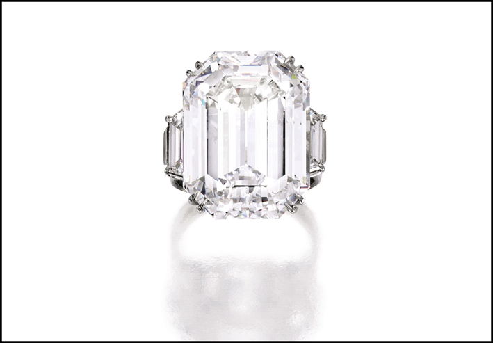 Anello con diamante taglio smeraldo. Venduto per 2 milioni di dollari. Courtesy Sotheby’s