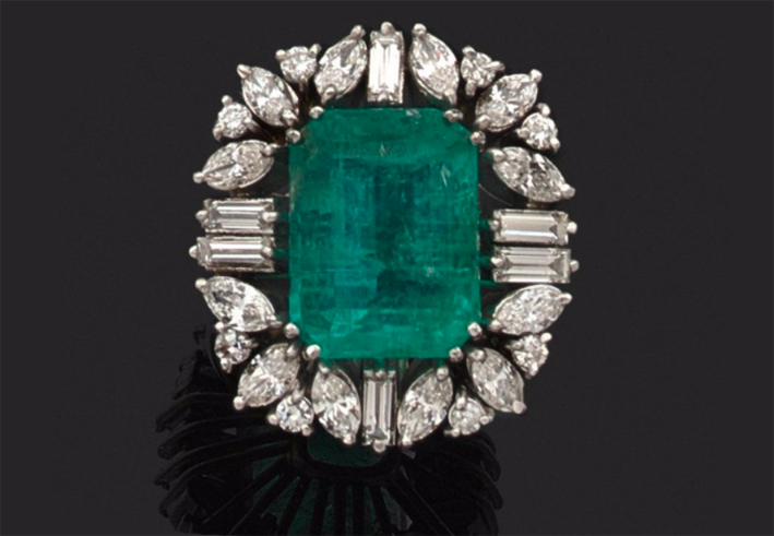 Anello con smeraldo e diamanti taglio baguette. Stima: 17000-19000 euro