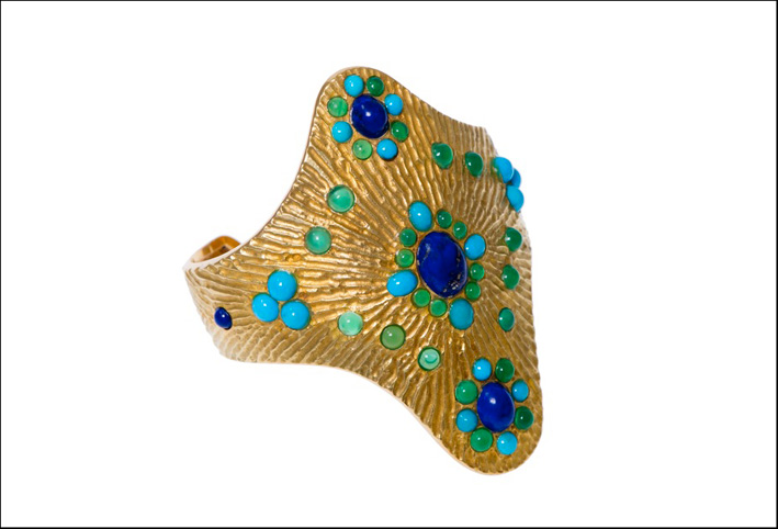 Boucheron, bracciale in oro con lapislazzuli, turchesi e crisoprasio