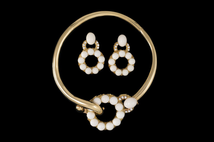 Chaumet, orecchini in oro, corallo bianco e collana con diamanti. Circa 1970