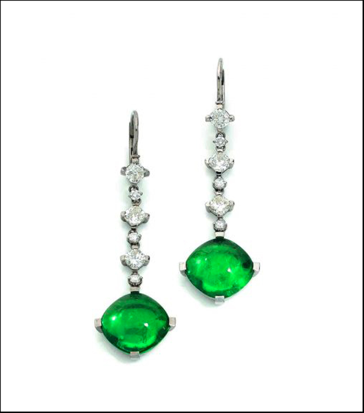Coppia di orecchini in oro bianco con cabochon di smeraldi e diamanti (stima: 65000 -75000 euro)