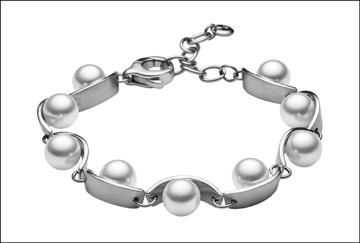 Bracciale in acciaio con perle in vetro bianche. Prezzo: 79 euro