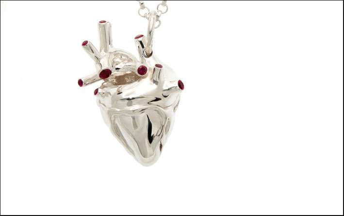 Se trovate troppo banale un cuore stilizzato, ecco un cuore anatomico: è di Strange Fruit Jewellery 