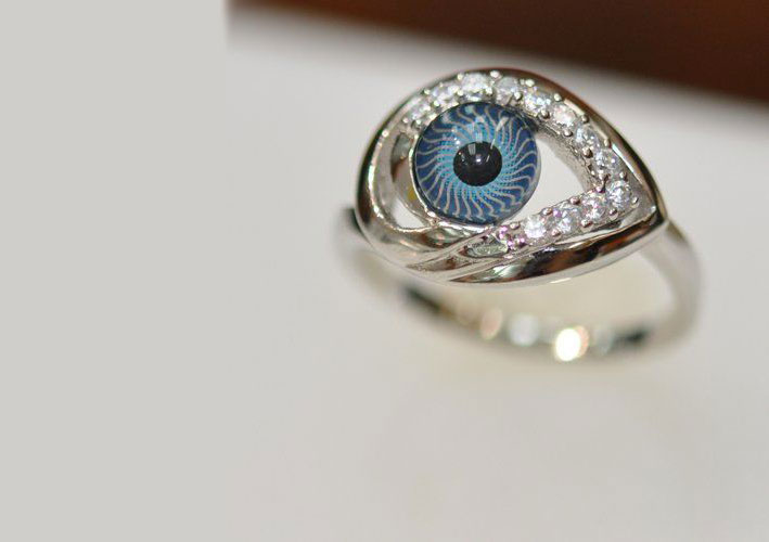 Fancy.com propone questo anello con un occhio spalancato 
