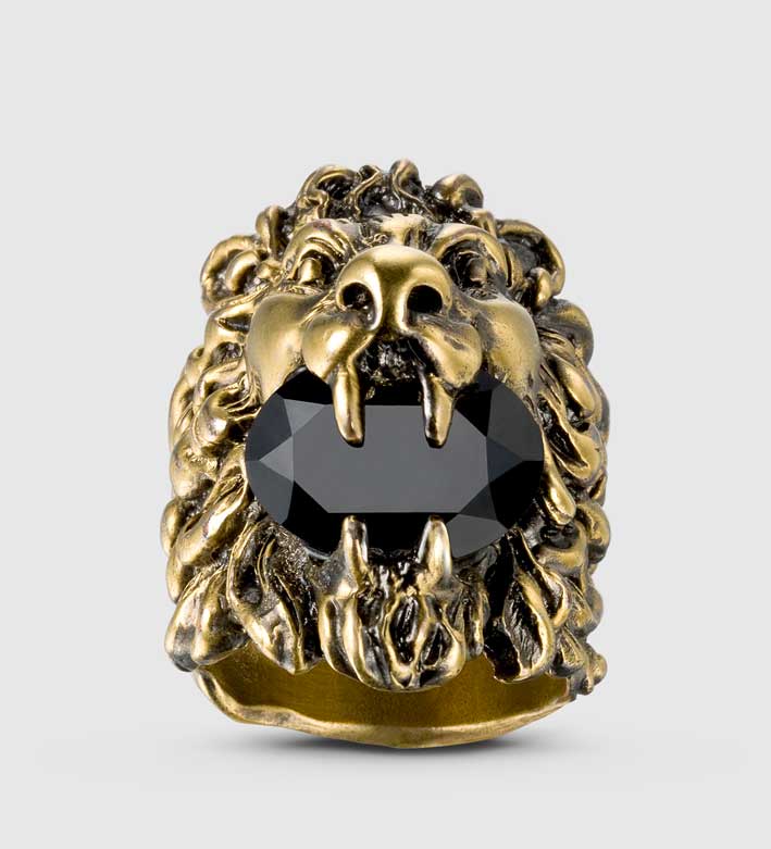 Anello testa di leone con cristallo Swarovski. Prezzo: 300 euro