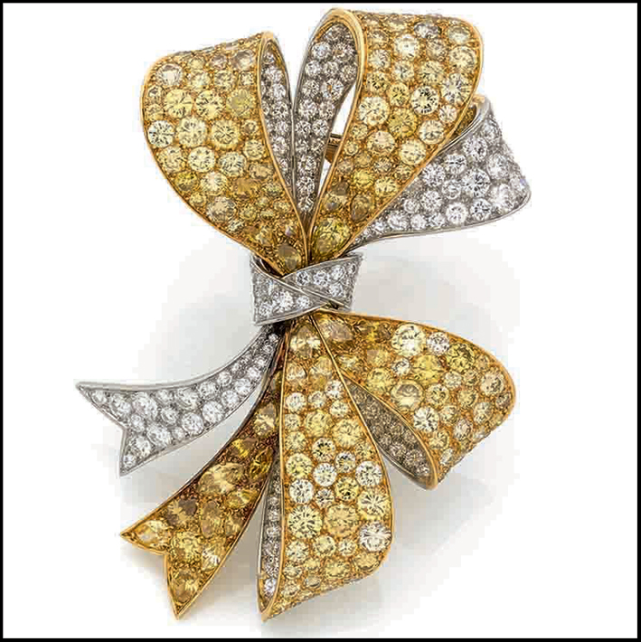 Spilla by Fred a forma di fiocco in platino e oro con diamanti bianchi, gialli, madeira o cognac (stima: 20000-22000 euro)