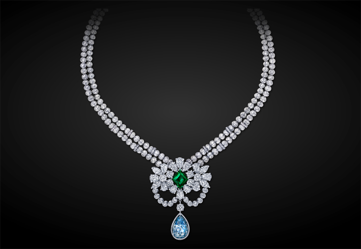 Collier blue de reve. Con un diamante blu briolette di 10,47 carati e uno smeraldo colombiano. Il pendente può trasformarsi in spilla