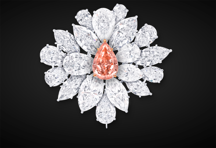 Spilla Pink Flower. Diamanti bianchi per 8,97 carati attorno a un diamante fancy vivid pink taglio a pera