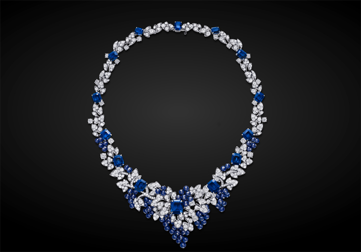 Collana di diamanti e zaffiri con un intreccio particolarmente elaborato. Diamanti per 33,96 carati, zaffiri per 142,06 carati