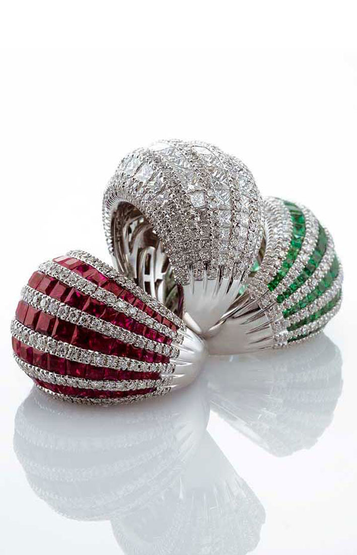 Anelli della collezione Allegro, con diamanti, smeraldi e zaffiri