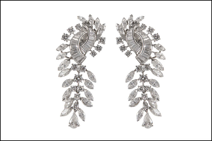 Pair of pendant earrings. Boucheron, Paris. White gold set with 12 carats of diamonds. Two HRD certificates, signed and numbered. France, circa 1950