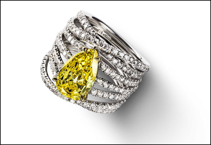Alizé. Ring in white gold set with brilliants and a pear shaped diamond of 2.21 ct FIY