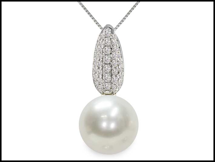 Ciondolo in oro bianco 750‰, diamanti ct. 0,23, perla piena perlagione 9½x10 mm