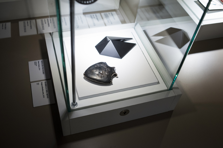 Skin: la superficie del gioiello allestita nelle sale del Museo del Gioiello