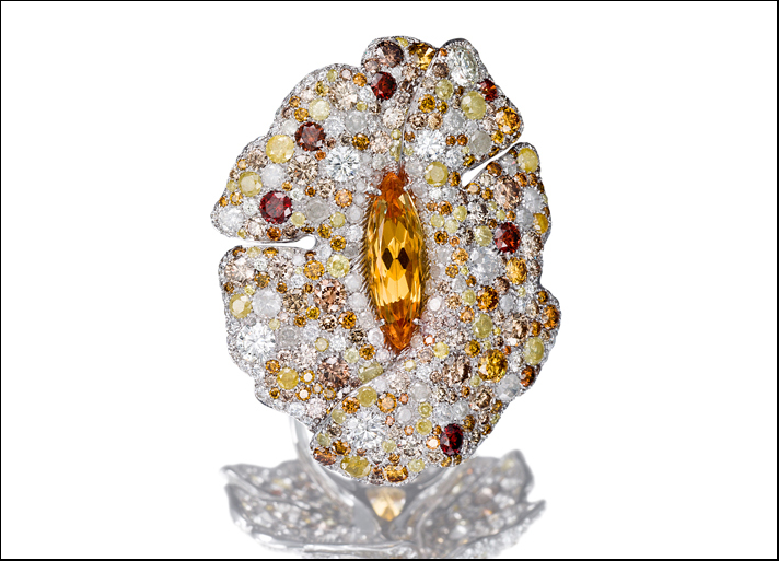 Winged Flowers, anello in oro bianco 18 carati con diamanti, zaffiri e citrino ametiste