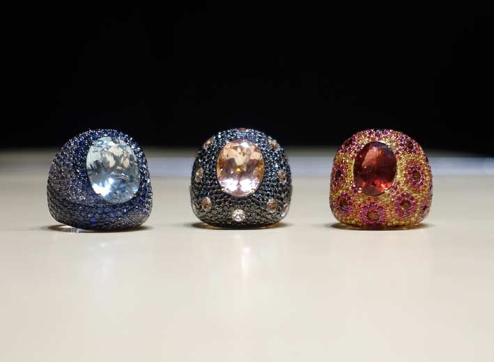 Altri tre anelli della collezione Fireworks, che utilizzano pietre come rubellite, zaffiri, calcedonio