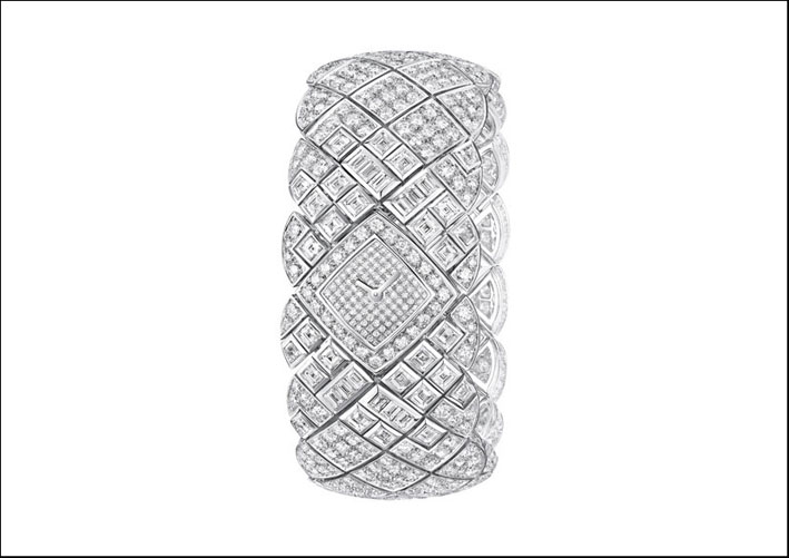 Signature de Saphir: orologio in oro bianco, con 28 diamanti taglio quadrato (3,1 carati), 858 diamanti taglio brillante per un totale di 22 carati e 12 diamanti taglio baguette 