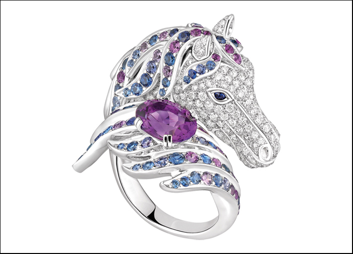 Pegasus, anello in oro bianco con ametista ovale 1,5 carati, 29 zaffiri viola, 71 zaffiri blu, 200 diamanti e 29 ametiste tondi, 2 zaffiri blu cabochon